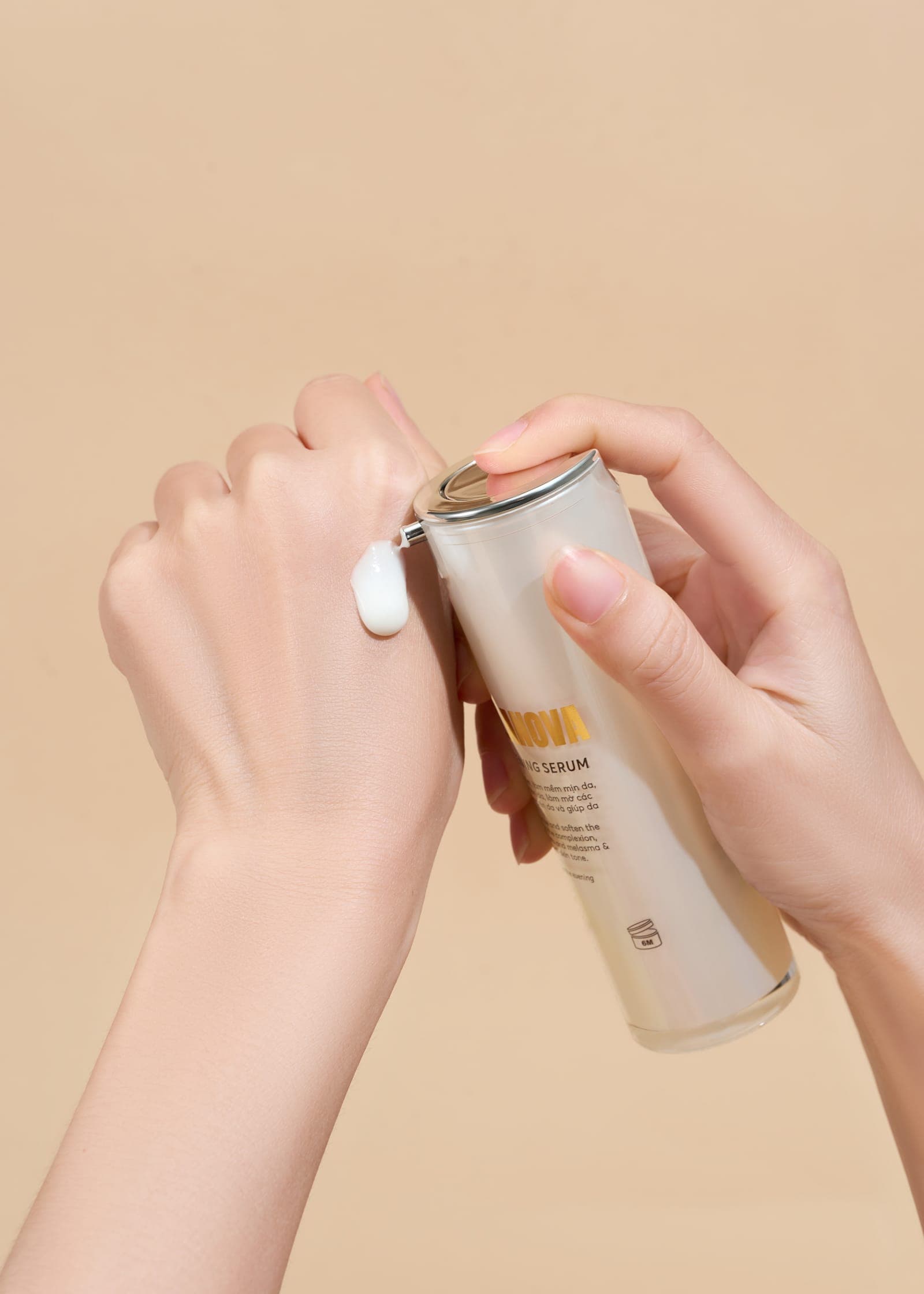 Thoa Melanova Brightening Serum lên mu bàn tay