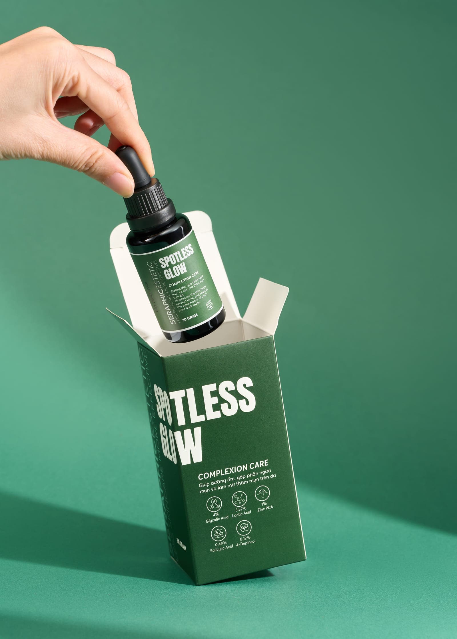 Lấy chai Spotless Glow ra khỏi hộp